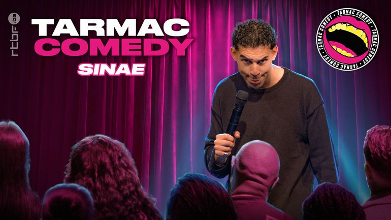 Tarmac Comedy : Sinaé enchaînent ses nombreuses imitations et fait à la perfection le Grinch Tarmac Comedy : Sinaé enchaînent ses nombreuses imitations et fait à la perfection le Grinch