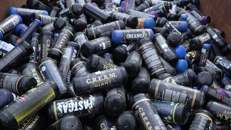 Des tonnes de bonbonnes dans les rues, des consommateurs qui ne savent plus marcher... Notre enquête sur le protoxyde d'azote