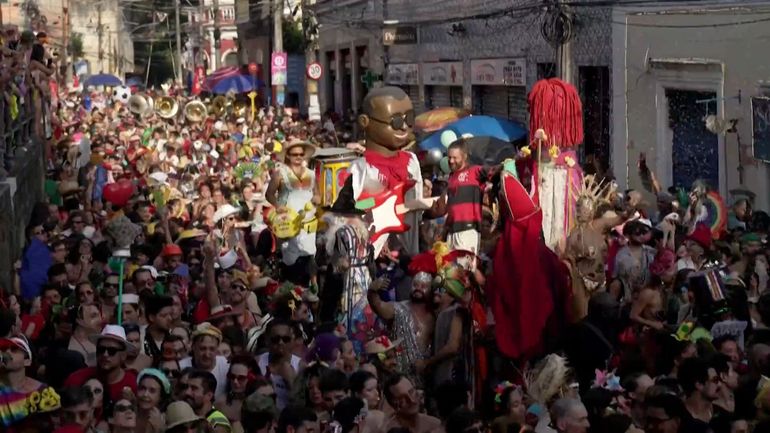 Carnaval de Rio : face à "l'élitisme" du Sambodrome, des quartiers populaires célèbrent avec "la samba dans les veines"