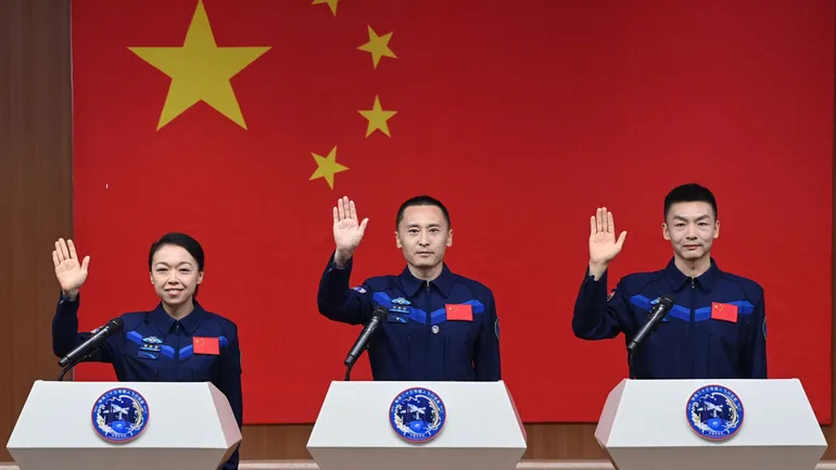 Les astronautes de la mission spatiale chinoise Shenzhou-23, Lai Ka-ying (à gauche), Zhu Yangzhu (au centre) et Zhang Zhiyuan (à droite), le 23 mai 2026.  
