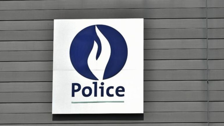 Vingt-cinq policiers rassemblés sur la place Poelaert pour soutenir les proches de Thomas Monjoie, poignardé à mort en 2022