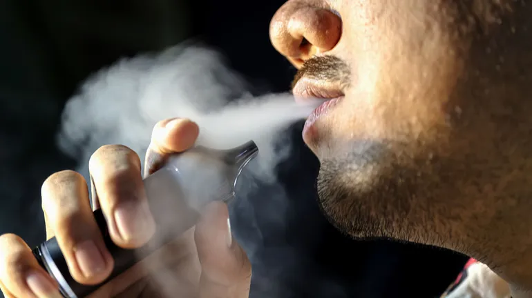 Cigarette, cigarette lectronique, puff, comment dcrocher ? Deux  tabacologues ligeois vous expliquent - RTBF Actus
