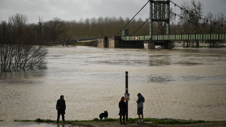 Tempête Nils en France : la Garonne, en vigilance rouge, déborde au sud-est de Bordeaux