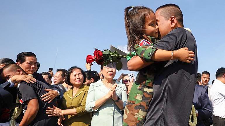 Tensions Thaïlande- Cambodge : les 18 soldats cambodgiens libérés par Bangkok accueillis en héros à Phnom Penh