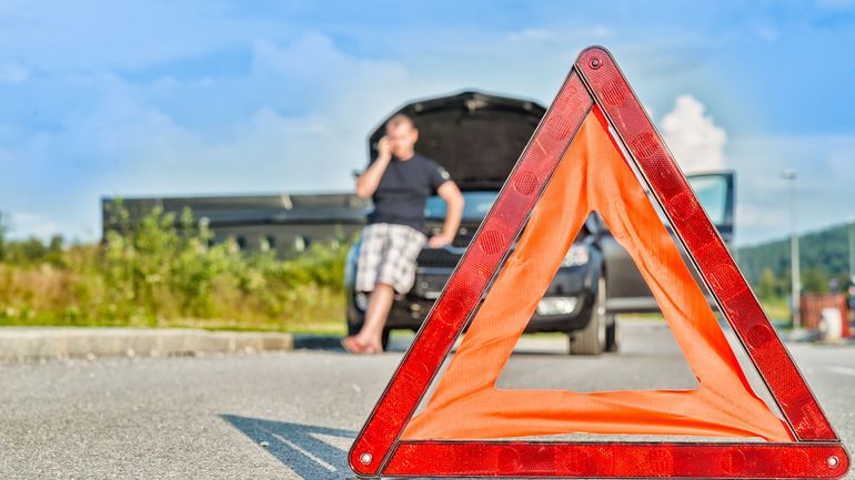 Sécurité routière : parce qu'elle peut amener du danger supplémentaire, l'obligation du triangle de signalisation sera levée en juin 2027