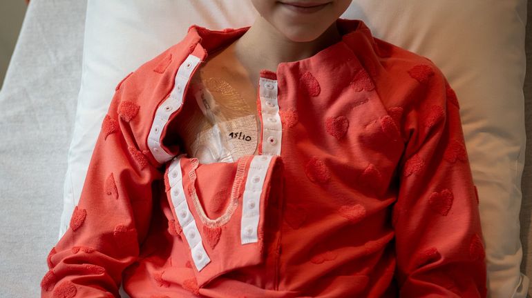 Une association remet 200 blouses adaptées aux enfants traités contre le cancer aux cliniques universitaires Saint-Luc