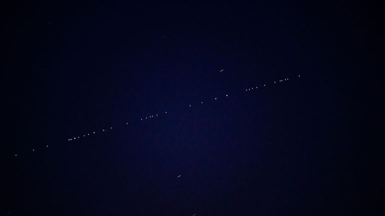 Dans le ciel belge, des trains de satellites surprennent les observateurs