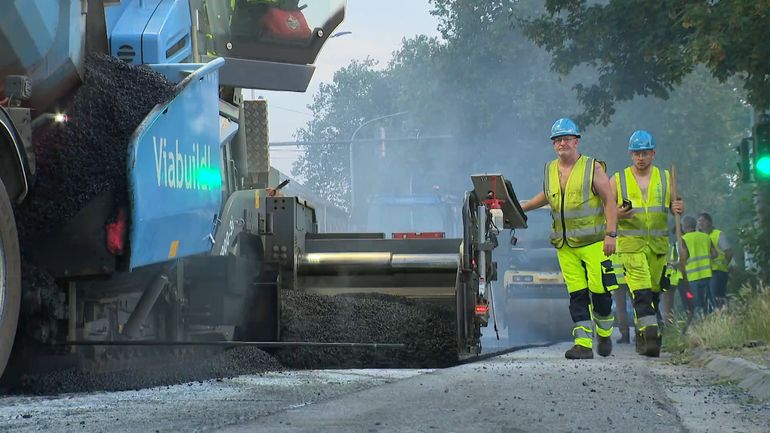 Réparer une route en pleine canicule ? Des chantiers sont décalés la nuit pour éviter les fortes chaleurs