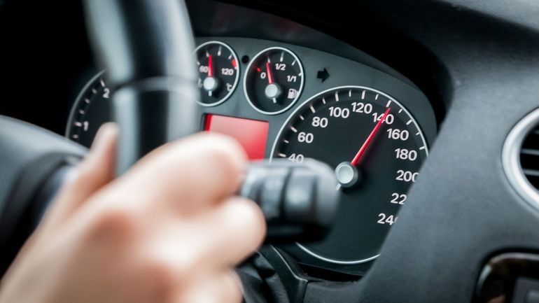 Un accident de voiture mortel sur trois est lié à la vitesse : comment expliquer cet attrait pour le risque ?