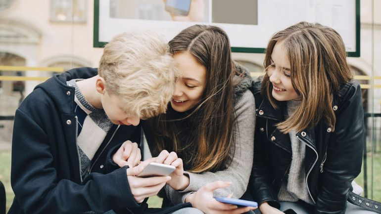 France : l'interdiction des réseaux sociaux aux moins de 15 ans censurée par le Conseil constitutionnel