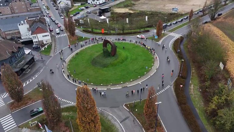 Un rond-point bloqué 206 secondes à Gembloux en hommage aux 206 victimes de la route en Wallonie