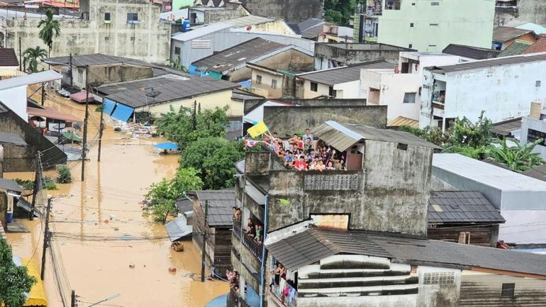 Des inondations font au moins 90 morts en Indonésie et 55 en Thaïlande Des inondations font au moins 90 morts en Indonésie et 55 en Thaïlande