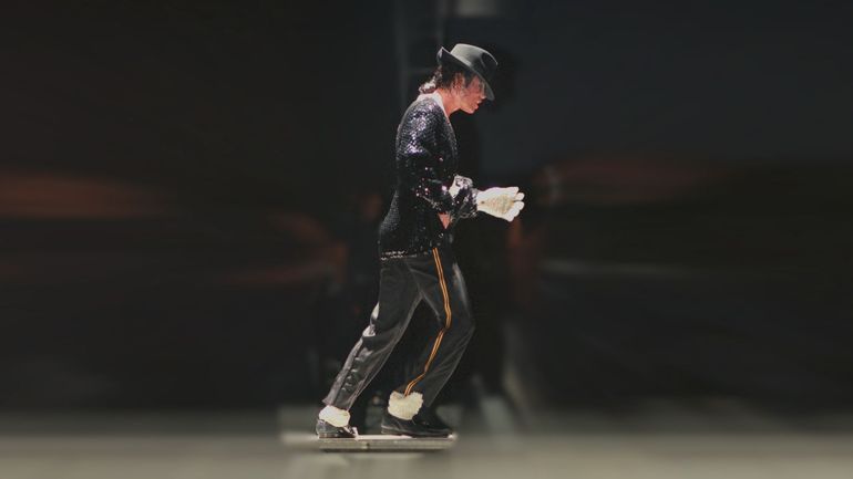 Quand Michael Jackson dansait le "Moonwalk" cette illusion de marcher en arrière tout en se déplaçant vers l’avant Quand Michael Jackson dansait le "Moonwalk" cette illusion de marcher en arrière tout en se déplaçant vers l’avant