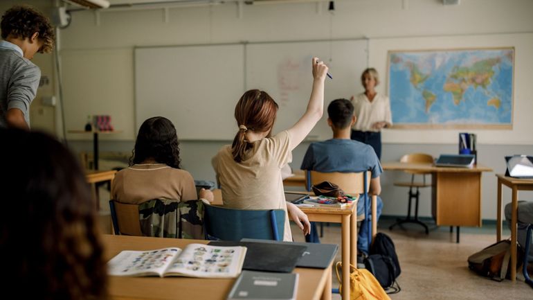 Adaptation du tronc commun : réactions mitigées dans le secteur de l'enseignement et accueil glacial de l'opposition