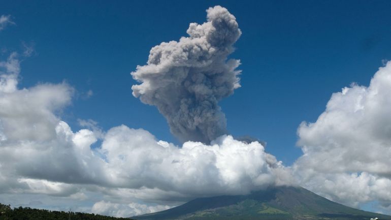 Philippines : sur l'île de Luçon, le volcan Mayon entre en éruption et projette une colonne de cendres