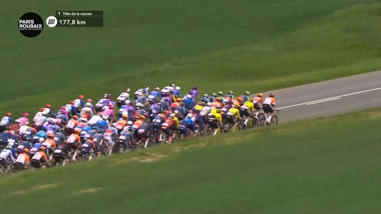 Direct vidéo et audio - Paris-Roubaix : le peloton se recompose, allure folle en début de course, le peloton groupé