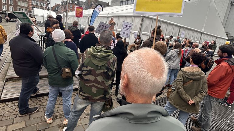 Le secteur de l'aide au sans-abri inquiet et rassemblé à Namur au moment du conclave budgétaire wallon