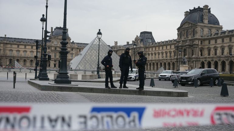 Profil des suspects, recherche des bijoux : où en est l’enquête sur le cambriolage du musée du Louvre ?