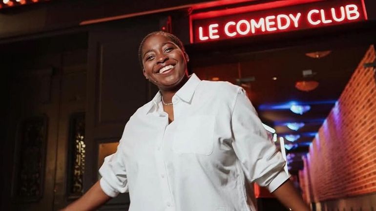 Aborder le racisme avec le sourire, telle est la mission de l'humoriste Sarah Lélé avec "La mauvaise éducation"