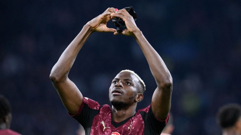 Victor Osimhen ému aux larmes en découvrant un tifo en hommage à sa mère