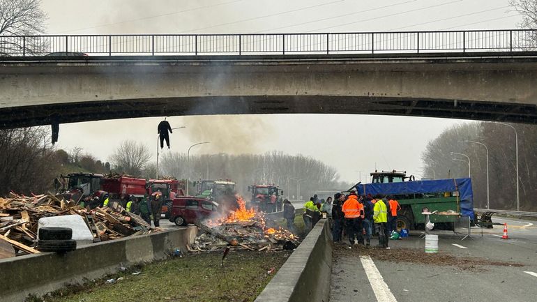 Barrages agricoles : le trafic encore fortement perturbé en Hainaut et sur l'E411, mais une levée annoncée à Courrière