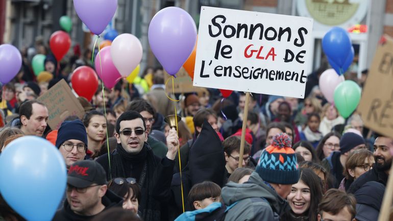 Entre 7000 et 8000 participants à la marche citoyenne pour l'avenir de l'école et de la jeunesse à Bruxelles