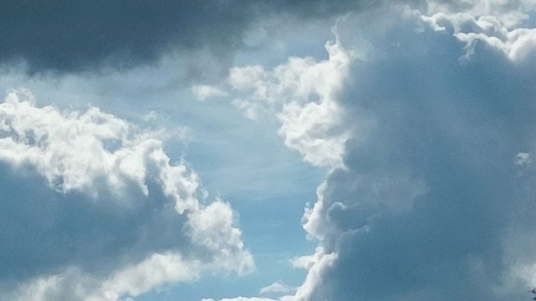 Météo en Belgique : des nuages et de légères pluies traverseront le pays d’ouest en est