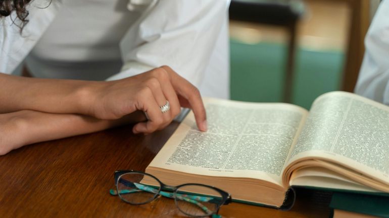 "Parasocial" élu mot de l’année 2025 par le dictionnaire de Cambridge : un terme ancien qui revient en force