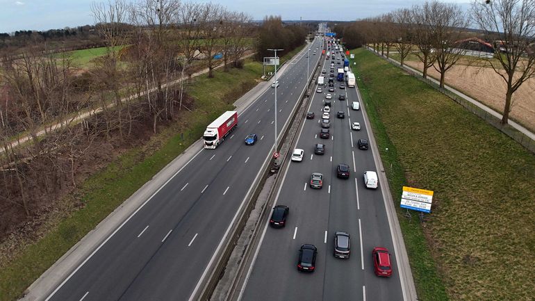 Un accident impliquant un camion et plusieurs voitures sur l'E40 : la circulation fortement perturbée Un accident impliquant un camion et plusieurs voitures sur l'E40 : la circulation fortement perturbée
