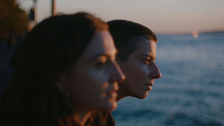 "Julian" : Nina Meurisse et Laurence Roothooft bouleversantes dans une histoire d’amour poignante "Julian" : Nina Meurisse et Laurence Roothooft bouleversantes dans une histoire d’amour poignante