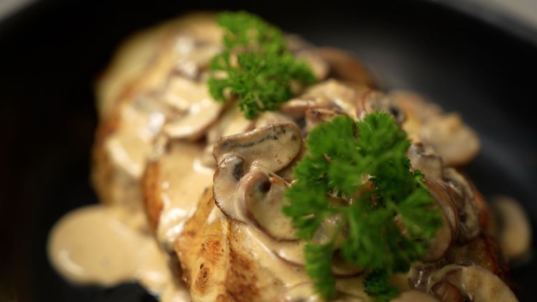 Recette végétarienne gourmande : steak de céleri-rave aux champignons de Paris
