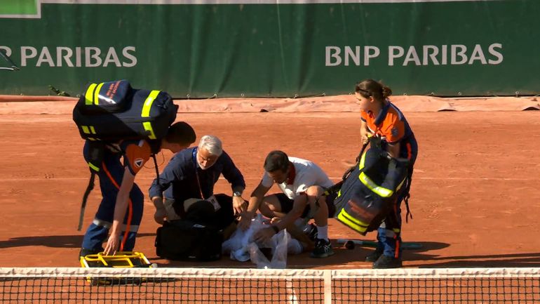 La chaleur sévit à Roland-Garros : victime de crampes, Jakub Mensik est incapable de se relever après avoir remporté un match de près de 5h
