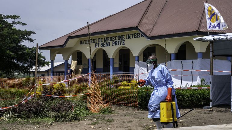 Ebola : le nombre de cas suspects chute de 906 à 116, selon l'OMS