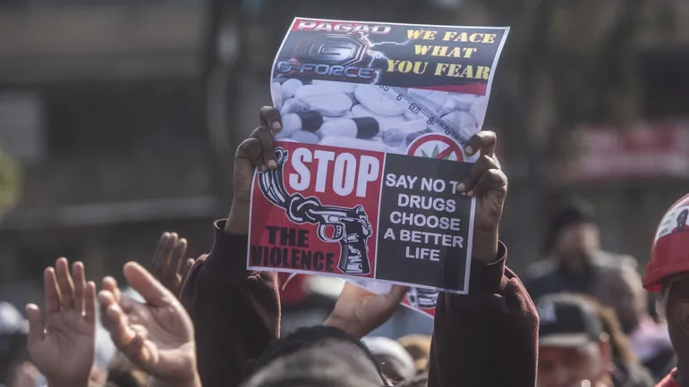 Des manifestants devant le poste de police de Mitchell’s Plain, avant la marche contre la drogue et le banditisme de 7 septembre 2025. La marche visait à sensibiliser à un Mitchell’s Plain sûr et harmonieux, aux Cape Flats et à toute cette province de l’A