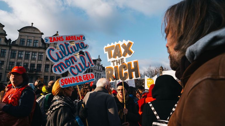 Grève nationale : plusieurs milliers de personnes manifestent contre les coupes budgétaires dans le secteur culturel au Mont des Arts
