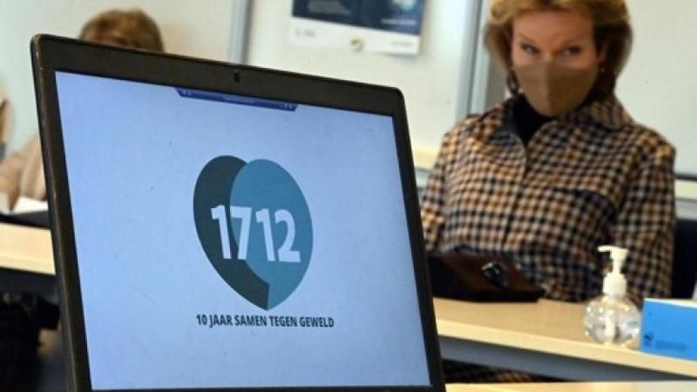La ligne d'assistance 1712 pour les victimes de violences enregistre un nouveau record d'appels en 2025