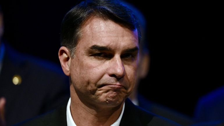 Brésil : enquête ouverte sur un éventuel financement étranger de la campagne de Bolsonaro, ses passeports annulés