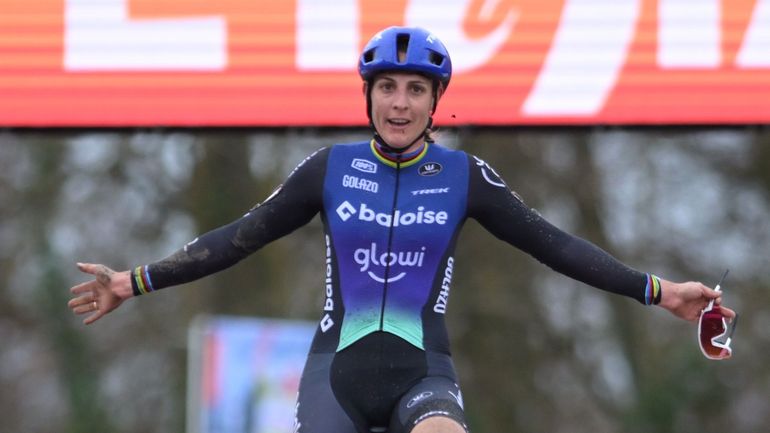 Même une crevaison ne l’arrête pas : Lucinda Brand s’impose à Namur et décroche sa 10e victoire de la saison Même une crevaison ne l’arrête pas : Lucinda Brand s’impose à Namur et décroche sa 10e victoire de la saison