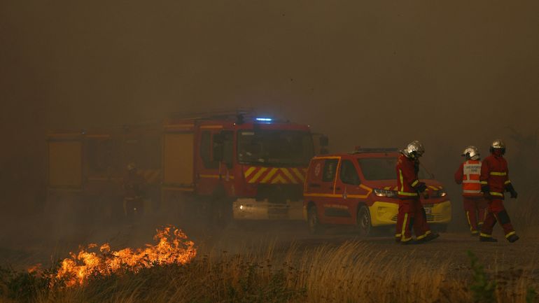 Incendie en France : les pompiers continuent de lutter contre un feu incontrôlable