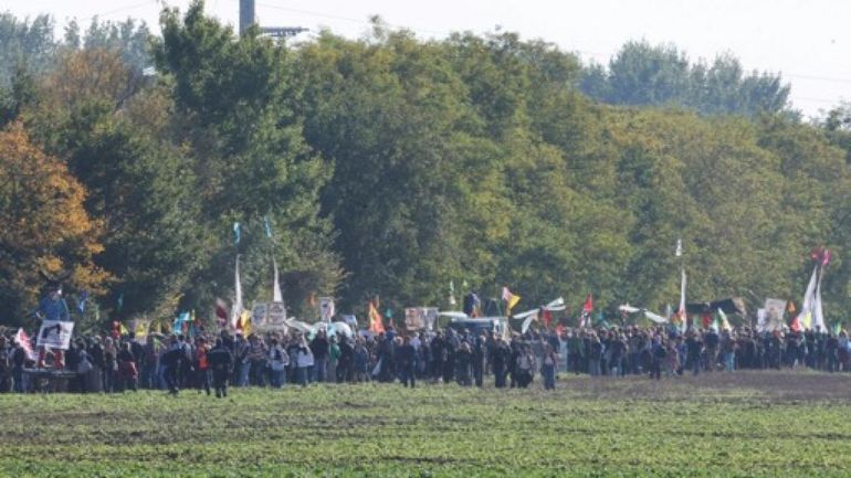France : un millier d'opposants défilent contre le canal Seine-Nord Europe
