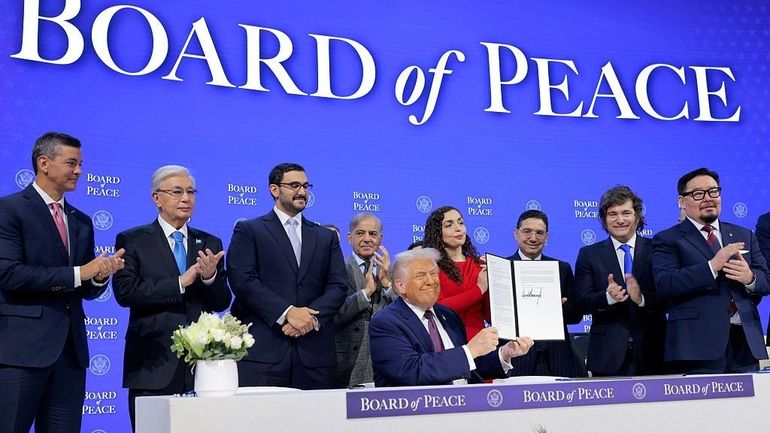 Trump signe la charte fondatrice du "Conseil de la Paix" à Davos