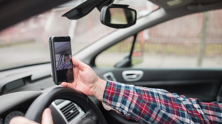 Sécurité Routière – Employer des appareils avec écrans lorsqu’on mène un moyen de transport : que dit la loi ?