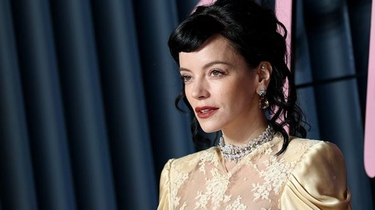 Lily Allen dévoile une nouvelle version de son album sur une clé USB en forme de plug anal Lily Allen dévoile une nouvelle version de son album sur une clé USB en forme de plug anal