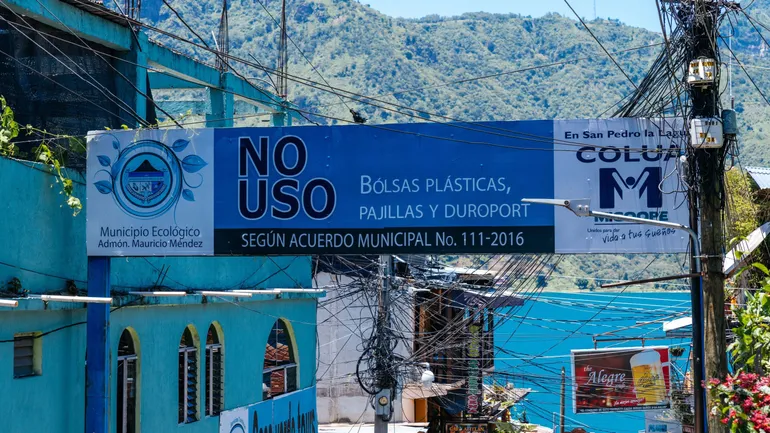 San Pedro La Laguna annonce fièrement la couleur dès qu&#x27;on pose le pied sur le territoire de la commune. Tout le monde doit participer à l&#x27;effort !