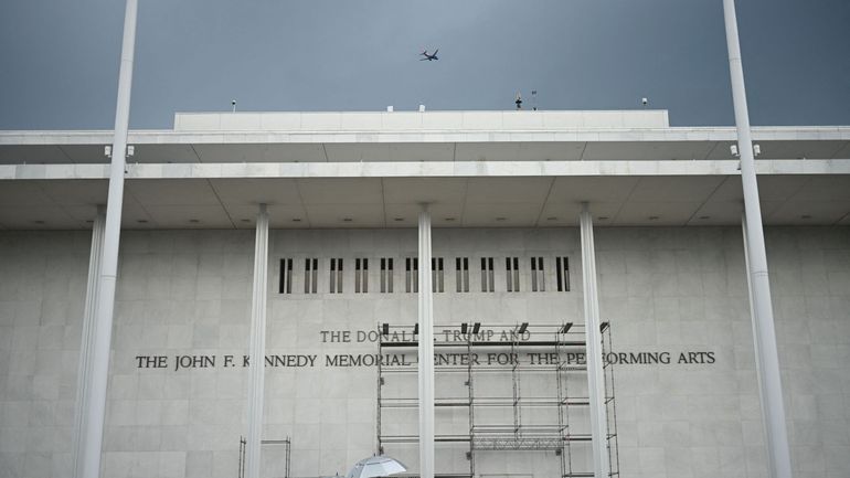 Saga du lieu culturel Kennedy Center à Washington: les travaux ont commencé pour retirer le nom de Trump