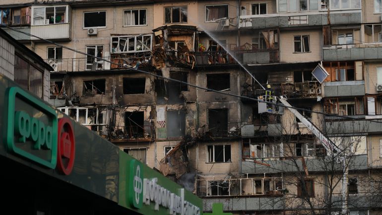 Guerre en Ukraine : frappes russes meurtrières sur Kiev et attaques ukrainiennes sur un port pétrolier russe clé