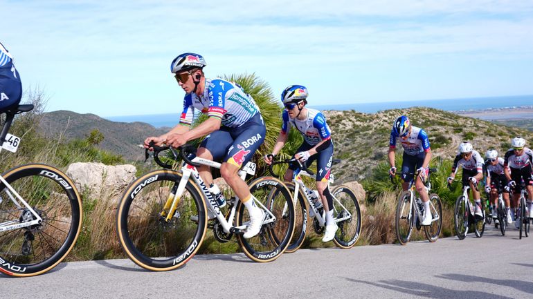 Direct commenté - Tour de Catalogne : 5e étape montagneuse, bagarre attendue entre Evenepoel et ses rivaux (Direct vidéo 14h20)