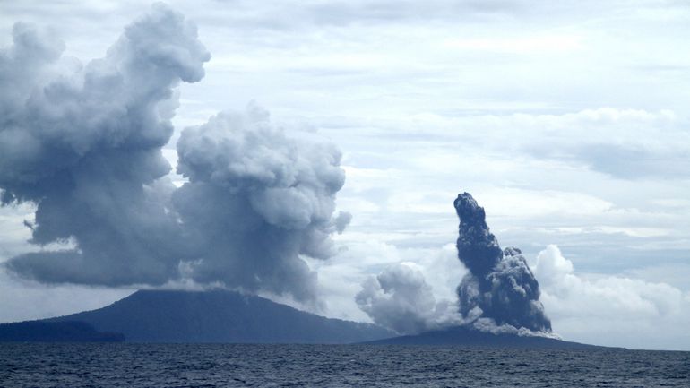 Indonésie : huit aéroports fermés après une éruption volcanique, 150.000 passagers bloqués