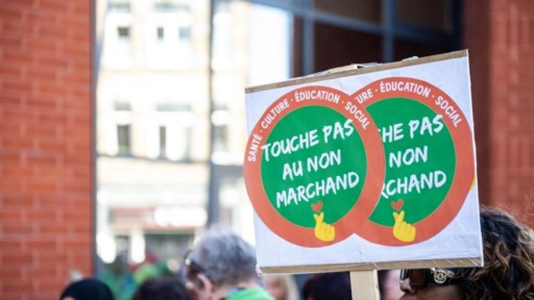 Le secteur non marchand se mobilise devant le cabinet d'Yves Coppieters à Namur