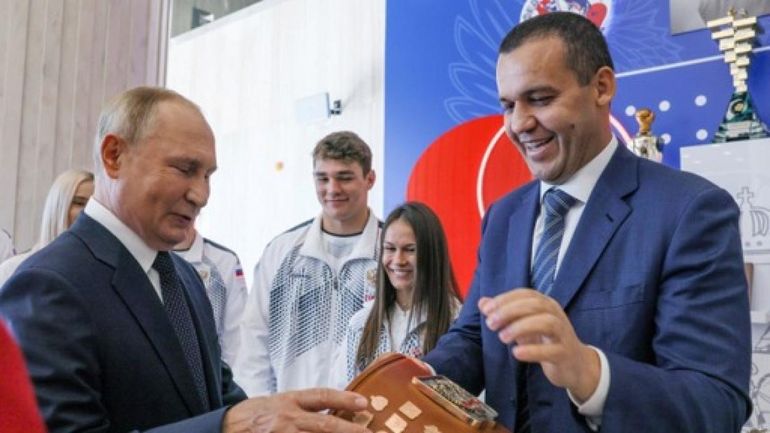 Le fils de Trump confirme qu'un homme d'affaires russe a financé ses festivités de mariage